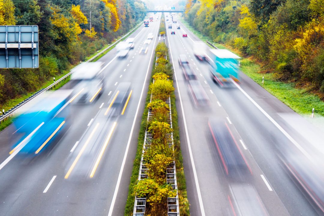 Autobahn mit Autos und LKW im Herbst